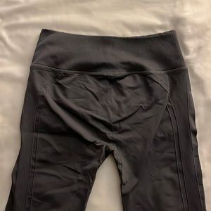 GREY LULULEMON LEGGINGS🖤